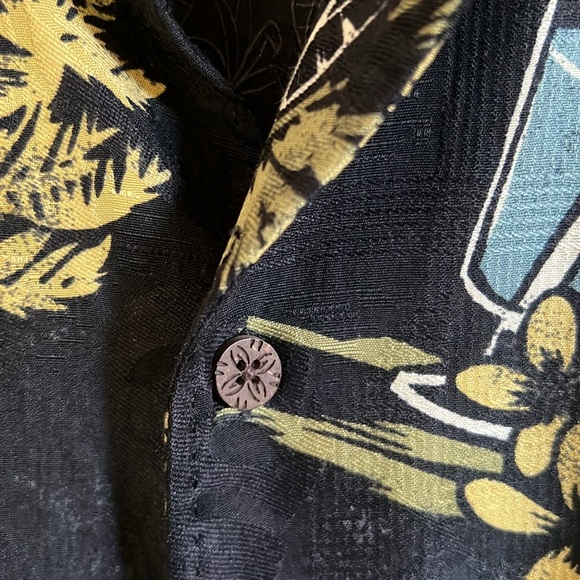 Tommy Bahama 100% silk shirt - Picture 4 of 5